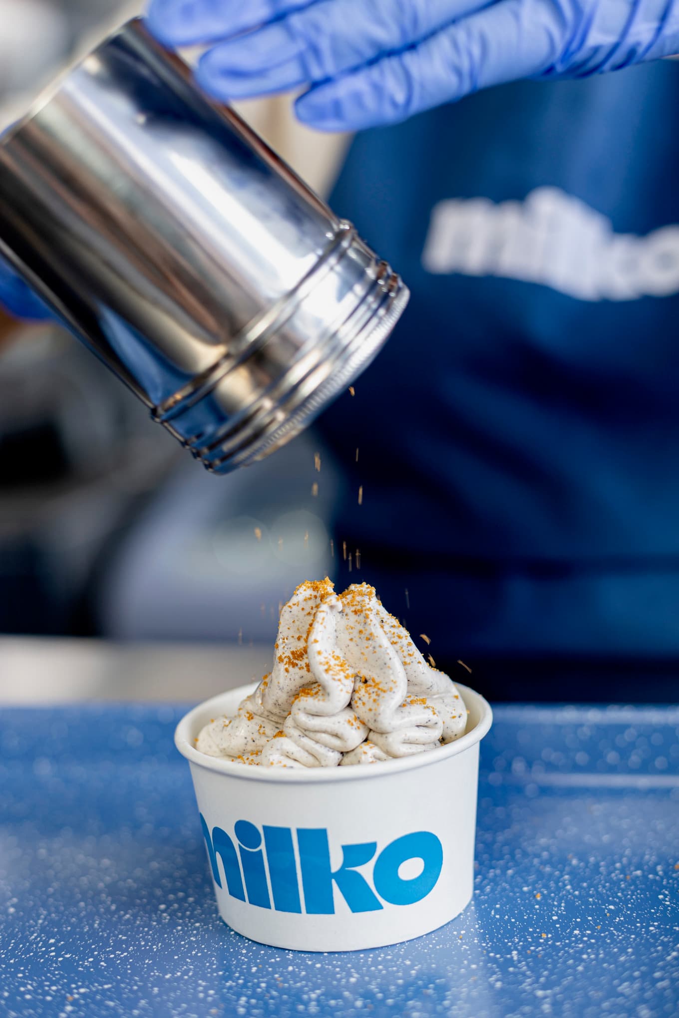 Swirl MILKO personalizado, terminado a mano frente al cliente