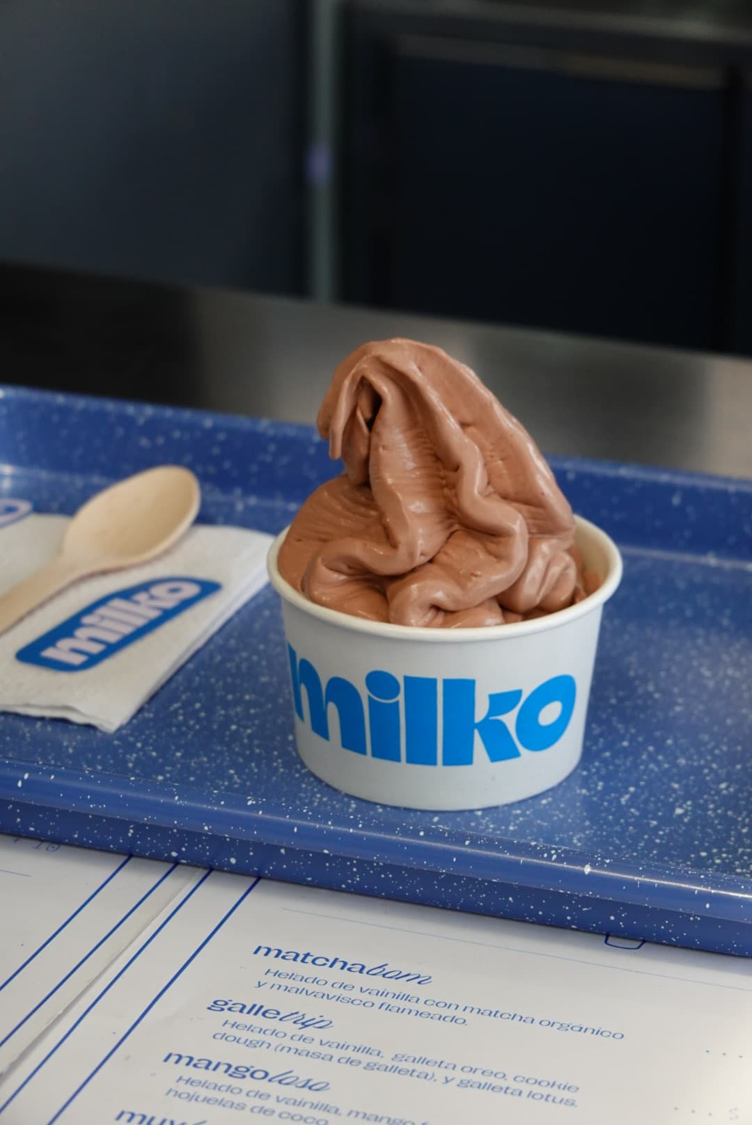 Swirl signature de MILKO de chocolate, junto al menú de recetas de la casa